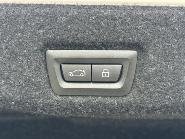 Used 2025 BMW i5 xDrive40 w/ Premium Package image 17