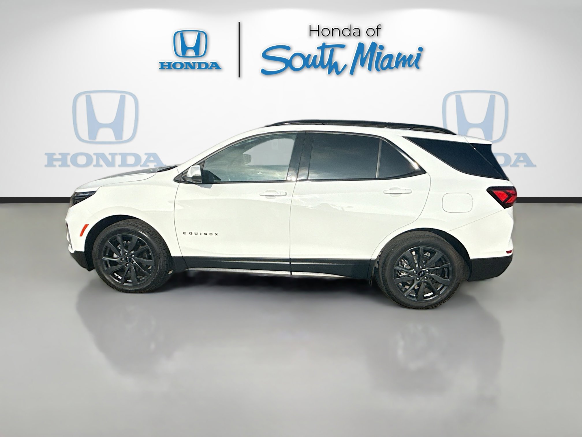 Used 2022 Chevrolet Equinox RS w/ Infotainment Package image 4