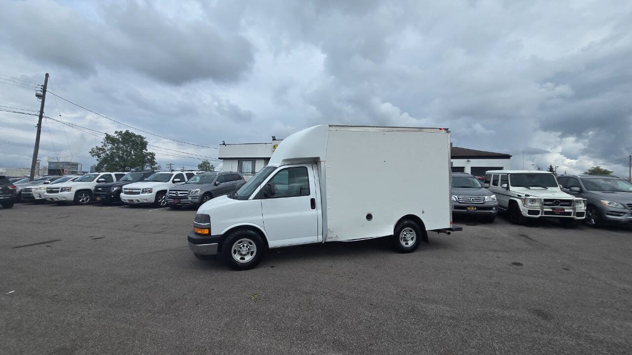 Used 2017 Chevrolet Express 3500 w/ Chrome Appearance Package RWD image 4