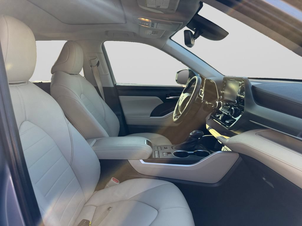 Used 2021 Toyota Highlander XLE AWD/4WD image 17