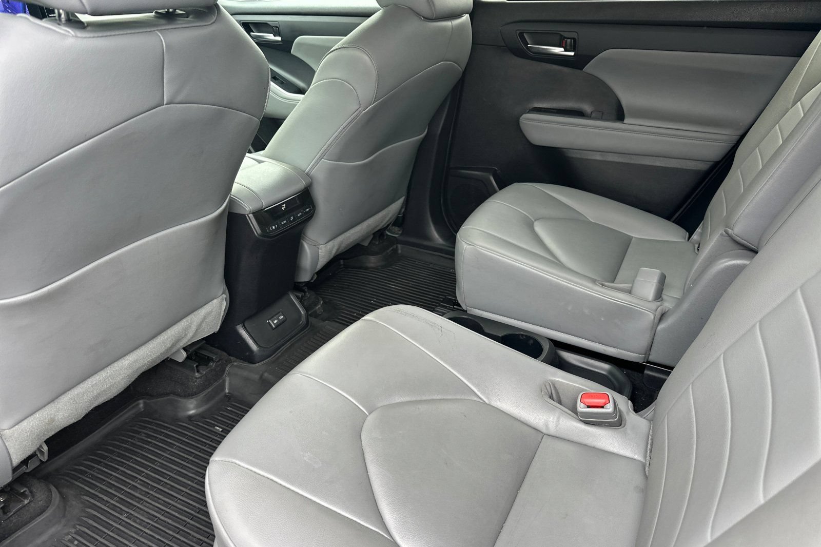 Used 2023 Toyota Highlander XLE AWD/4WD image 14