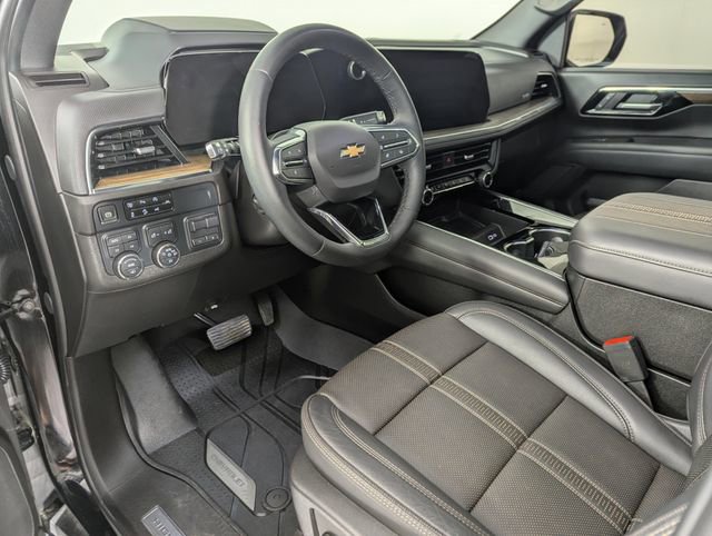 Used 2025 Chevrolet Suburban High Country AWD/4WD image 16