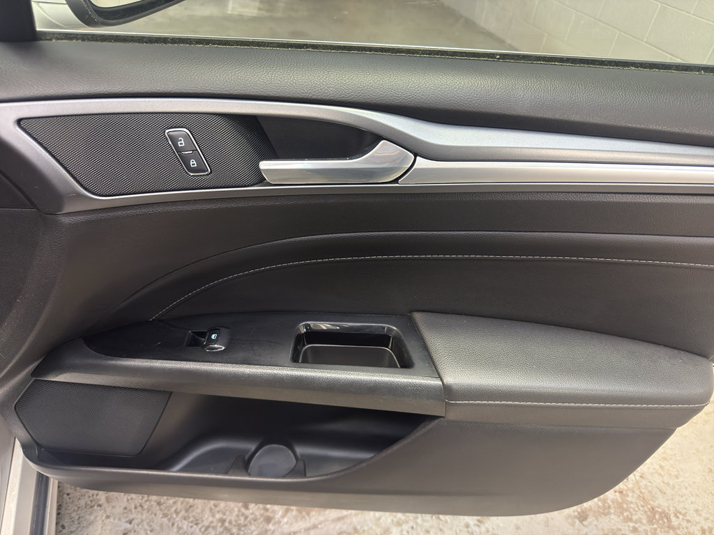 Used 2016 Ford Fusion Titanium FWD image 21