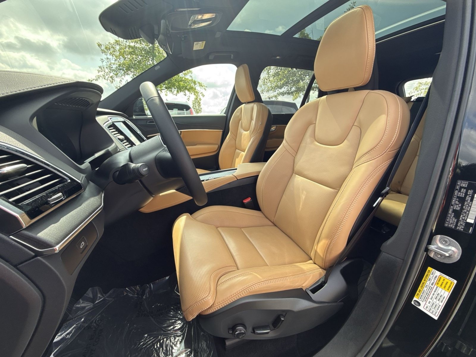 Certified 2024 Volvo XC90 B6 Ultimate w/ Protection Package Premier AWD/4WD image 13
