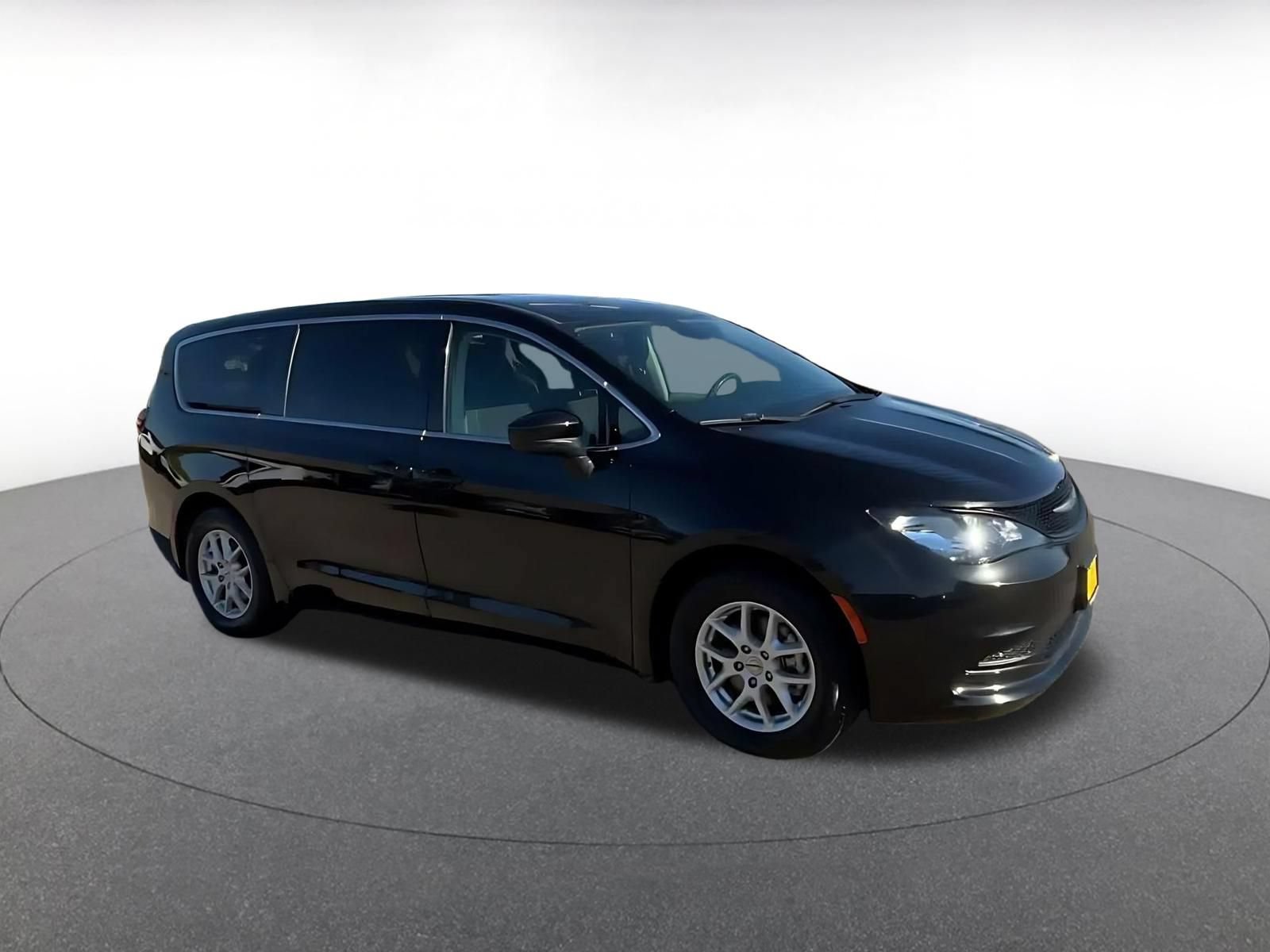 Used 2023 Chrysler Voyager LX FWD image 2