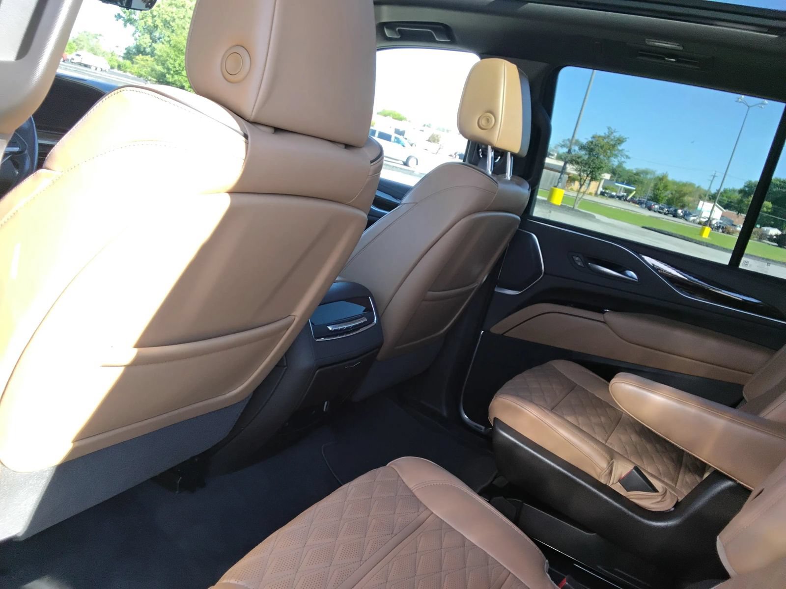 Used 2021 Cadillac Escalade Premium Luxury AWD/4WD image 8