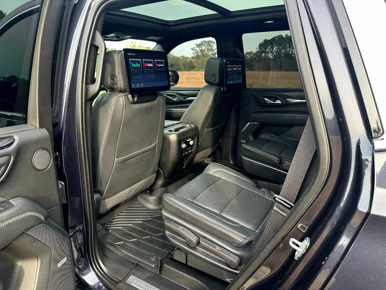 Used 2023 GMC Yukon Denali w/ Denali Reserve Package image 17