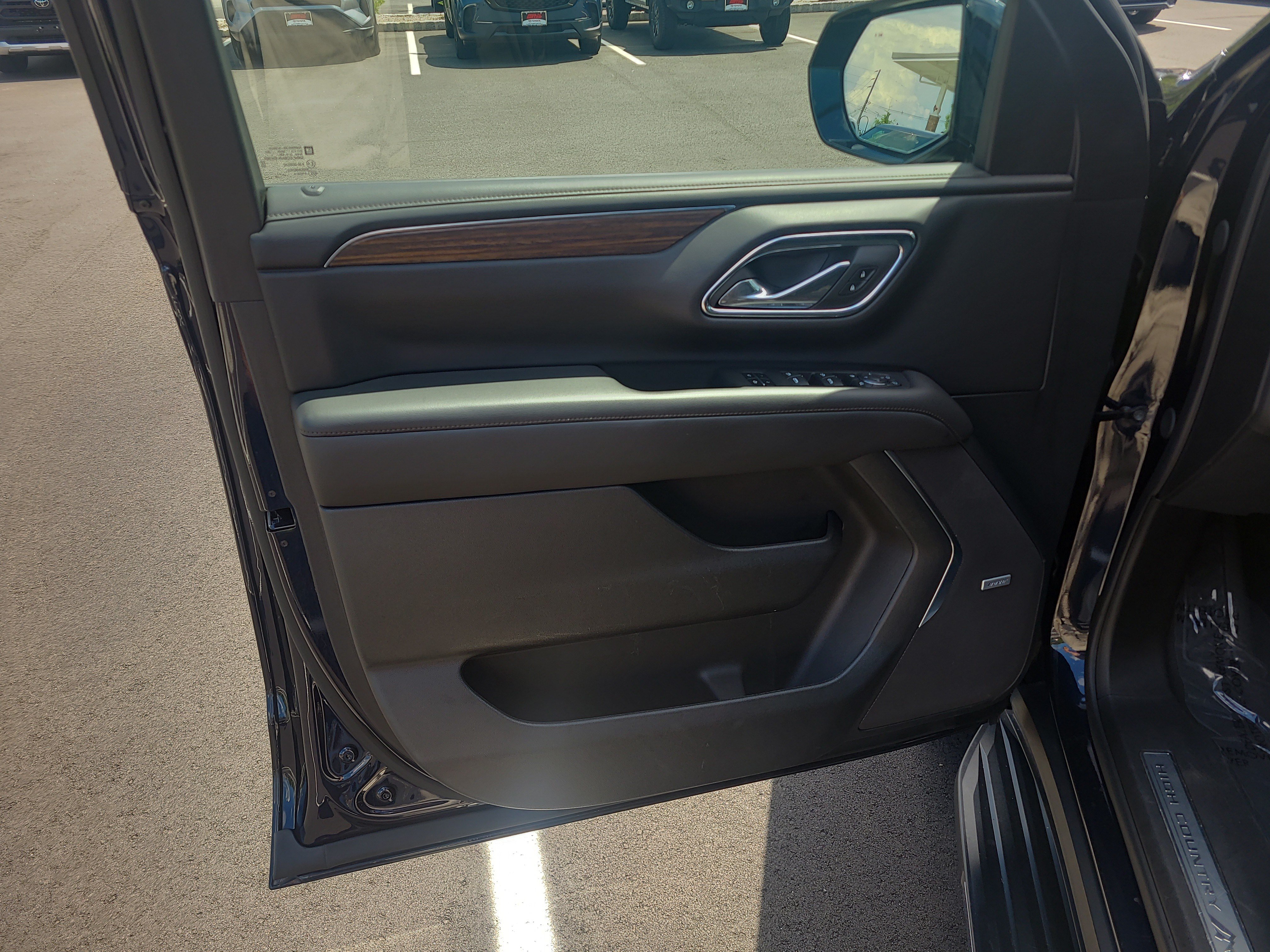 Used 2024 Chevrolet Suburban High Country AWD/4WD image 14