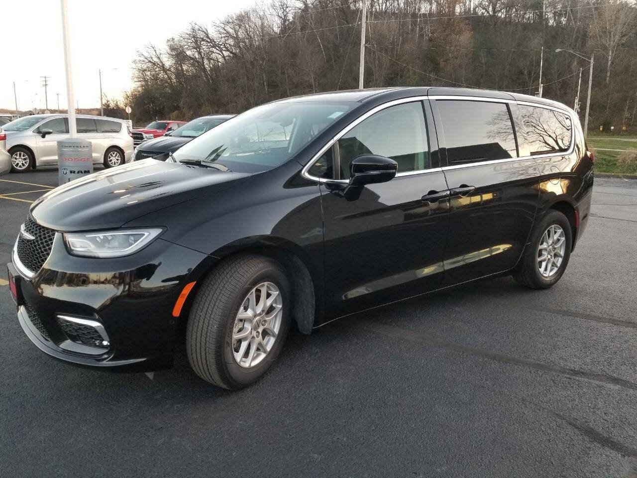 Certified 2024 Chrysler Pacifica Touring-L image 3