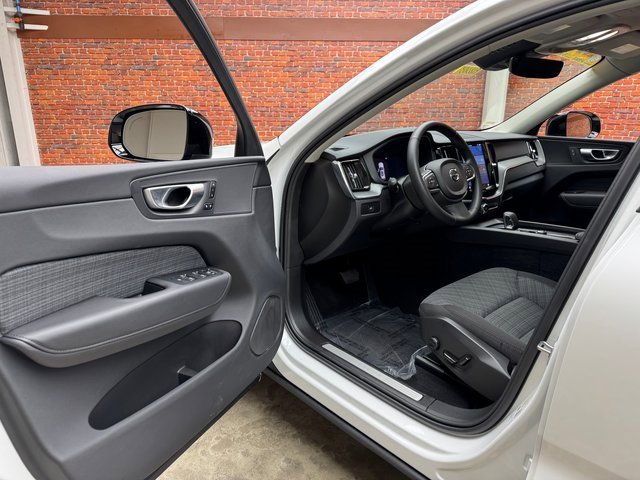 Used 2024 Volvo XC60 B5 Core image 9