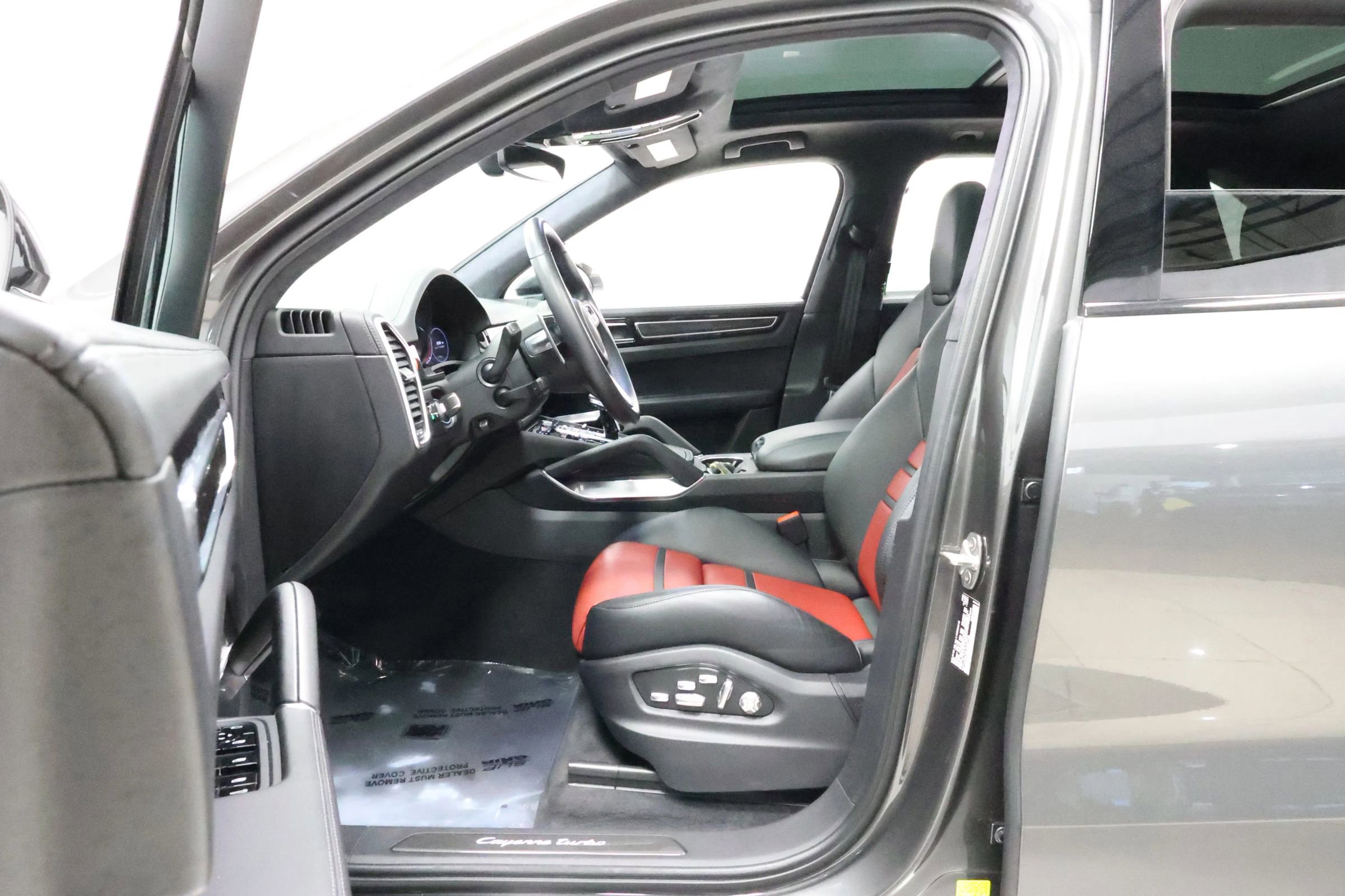 Used 2020 Porsche Cayenne Turbo image 15