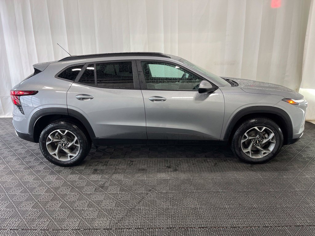 Used 2024 Chevrolet Trax LT w/ LT Convenience Package FWD image 2