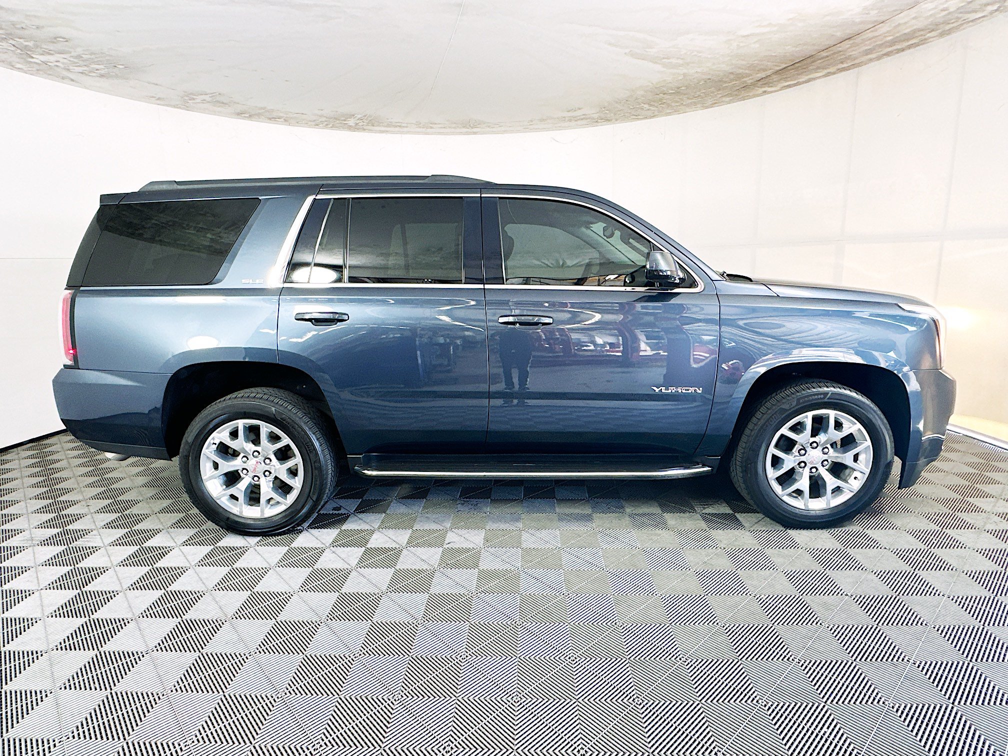 Used 2020 GMC Yukon SLE w/ SLE Value Package RWD image 2