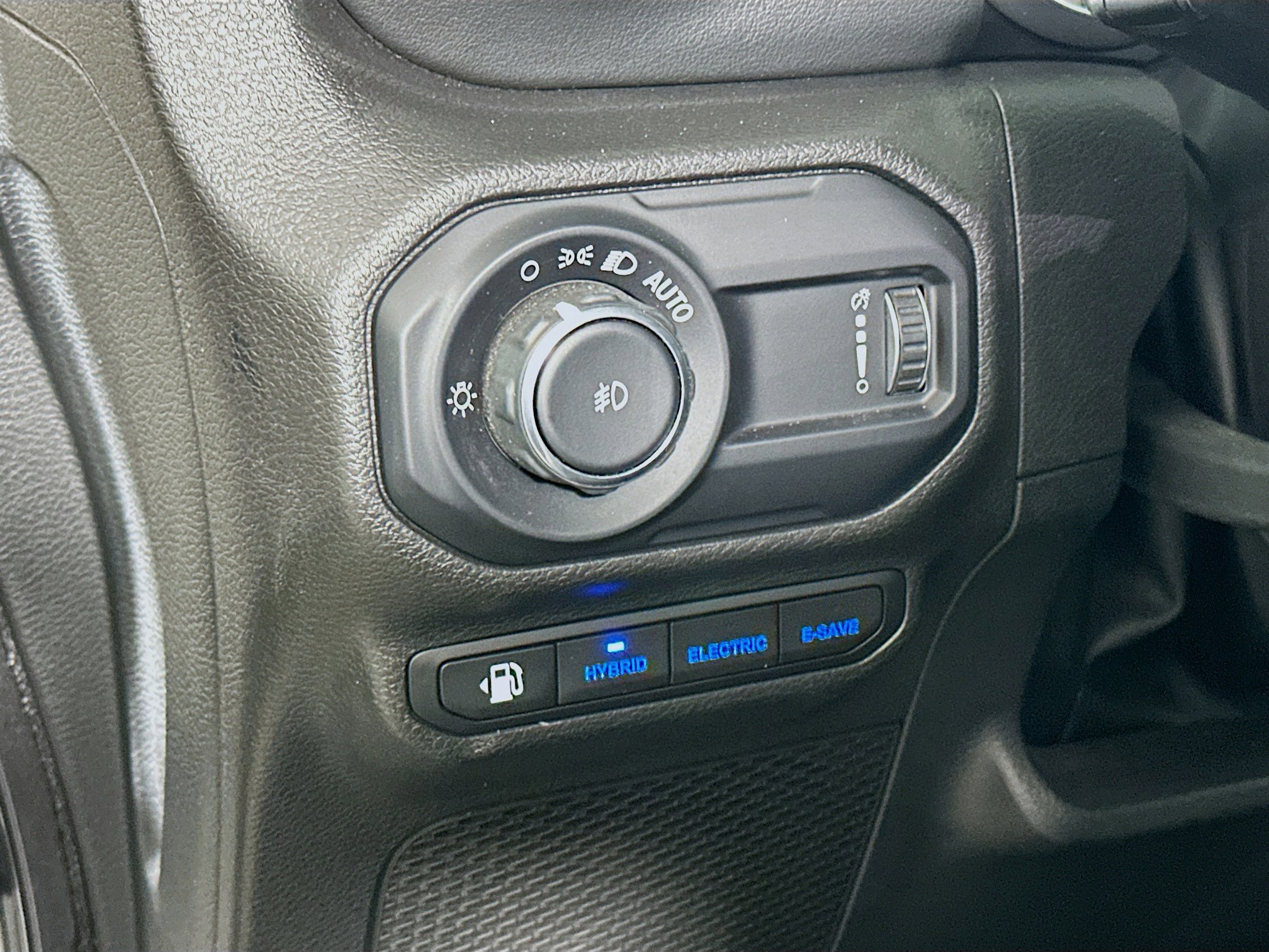 Used 2023 Jeep Wrangler Sahara w/ Cold Weather Group image 16