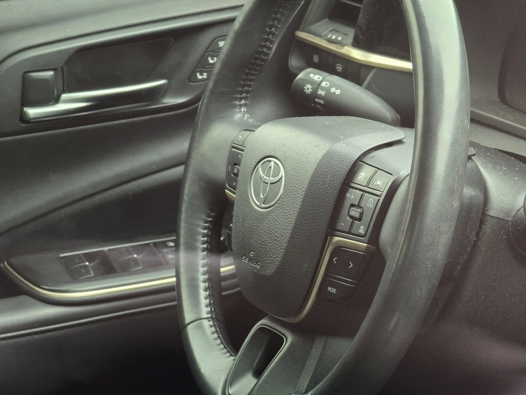 Used 2023 Toyota Crown Limited image 19