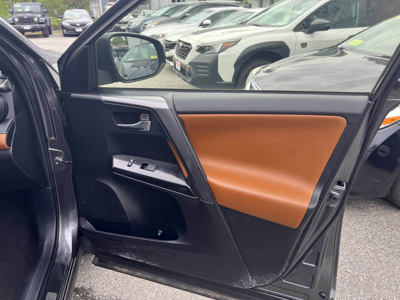 Used 2017 Toyota RAV4 SE image 14