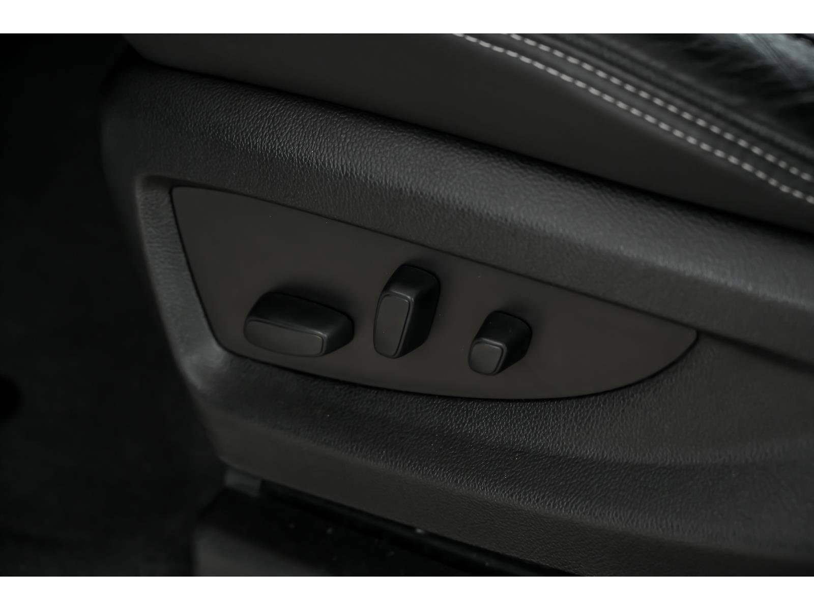 Used 2019 GMC Yukon Denali w/ Denali Ultimate Package image 16