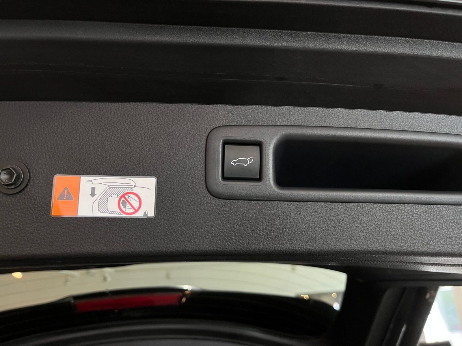 Used 2025 Toyota Highlander LE FWD image 23