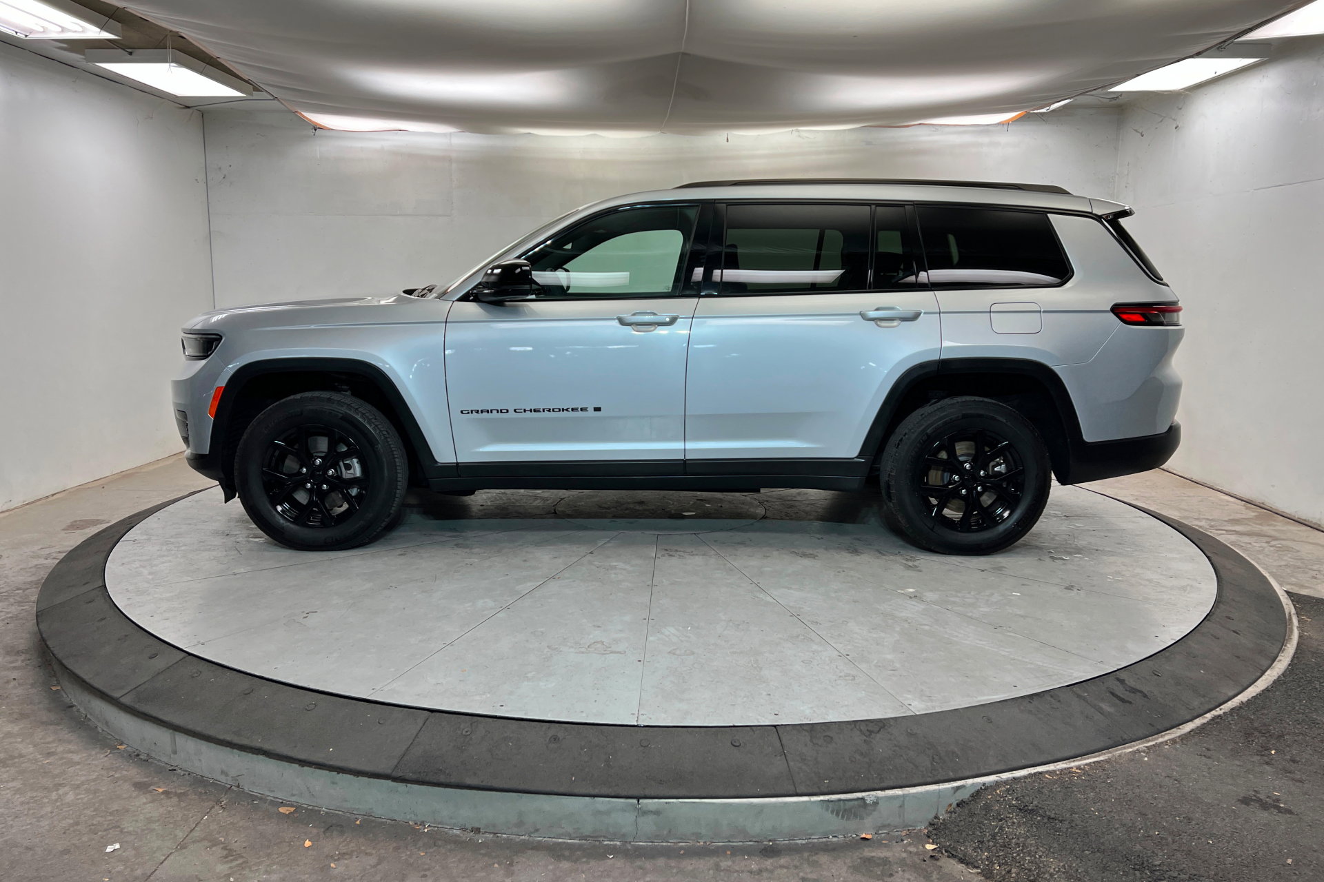 Used 2024 Jeep Grand Cherokee L Laredo image 2