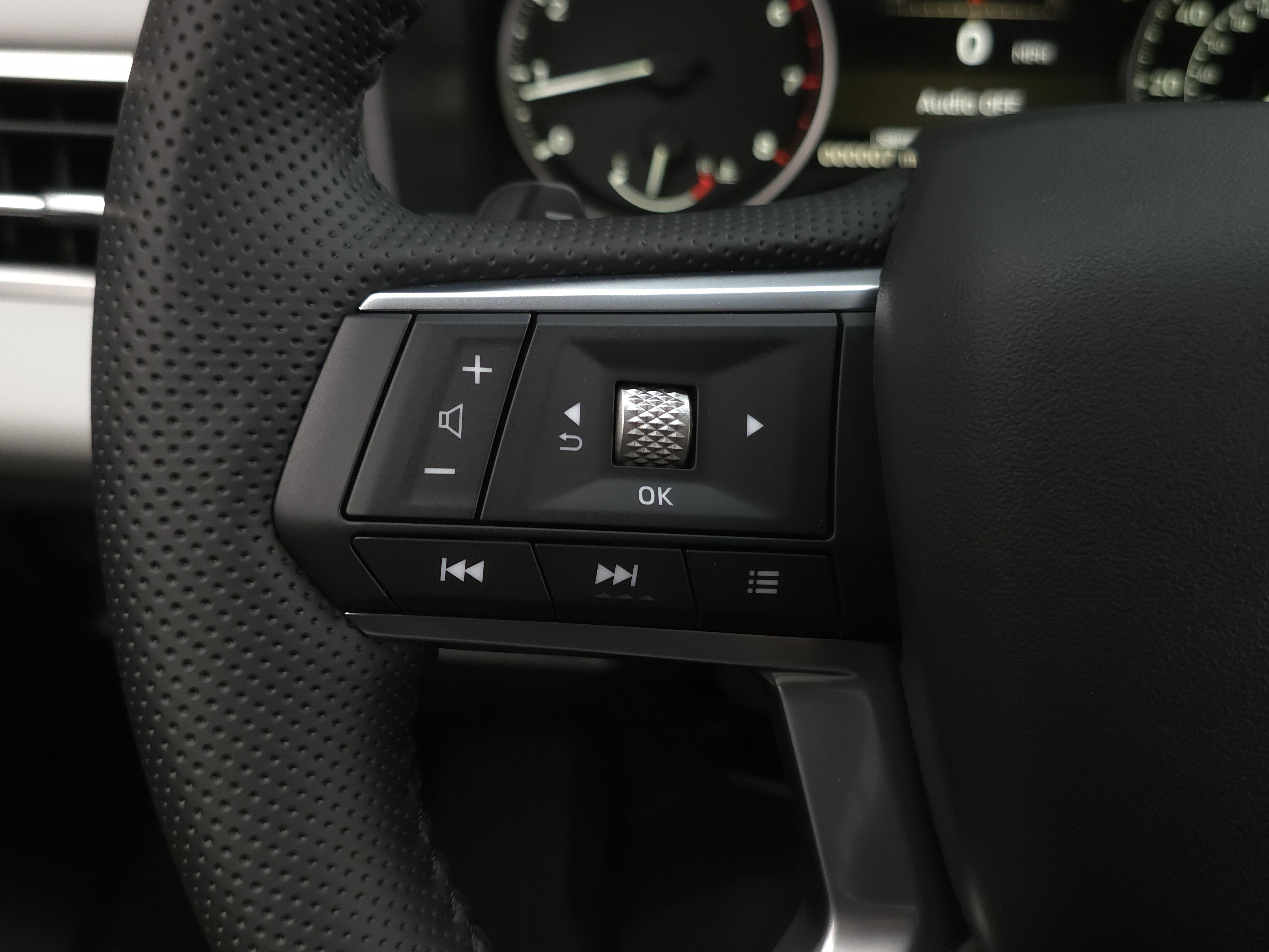 New 2025 Mitsubishi Outlander SE image 13