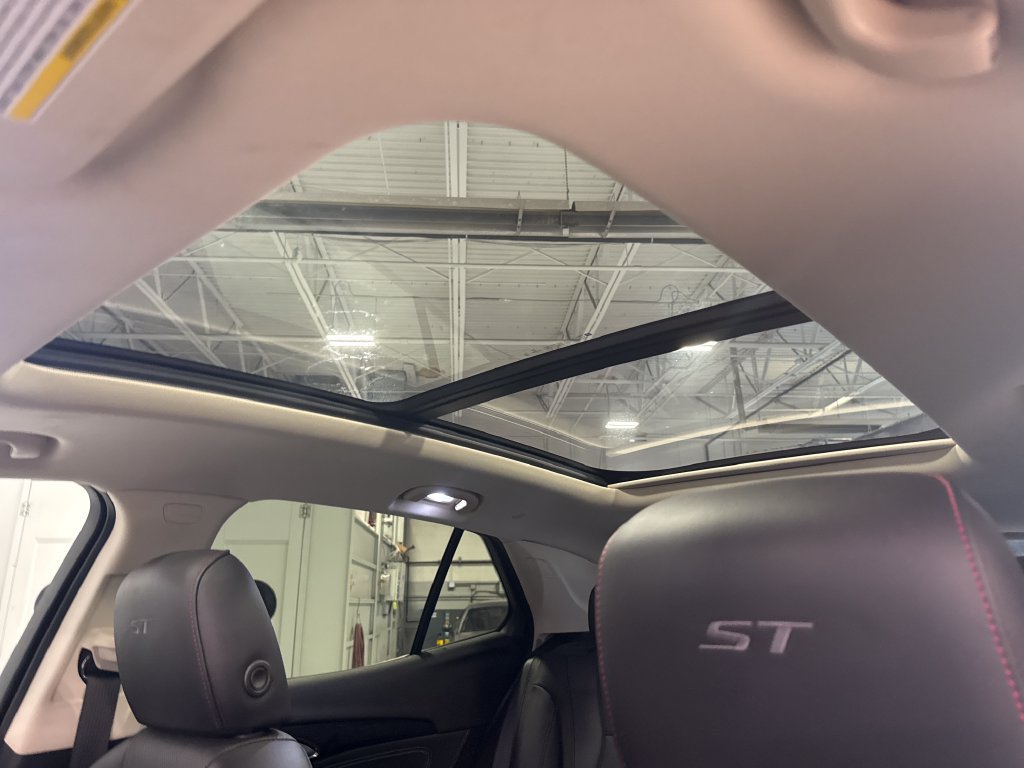 Used 2023 Buick Envision Essence w/ Sport Touring Package FWD image 2
