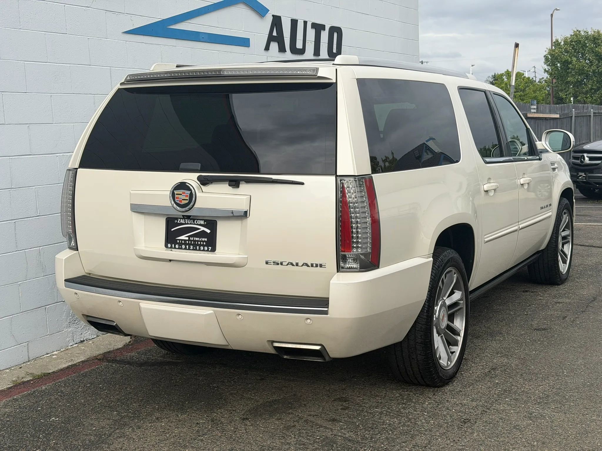 Used 2014 Cadillac Escalade ESV Premium AWD/4WD image 5
