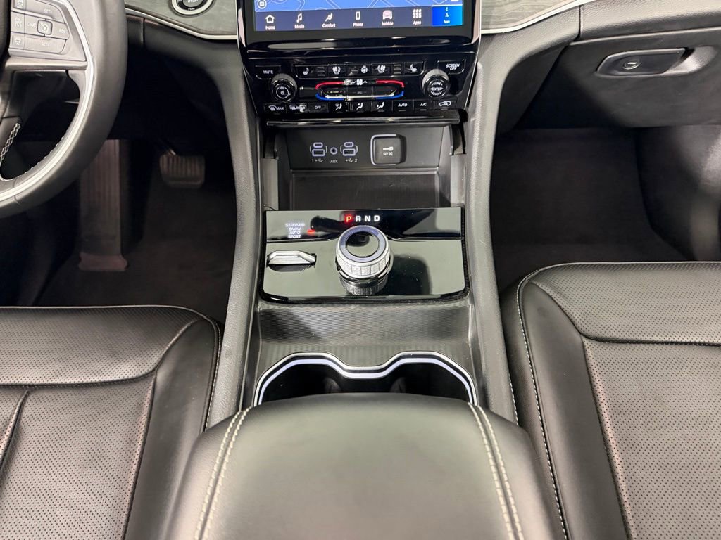 Used 2024 Jeep Grand Cherokee Limited w/ Luxury Tech Group II image 17