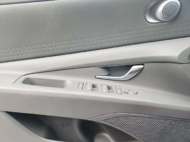 Used 2024 Hyundai Elantra Blue FWD image 21