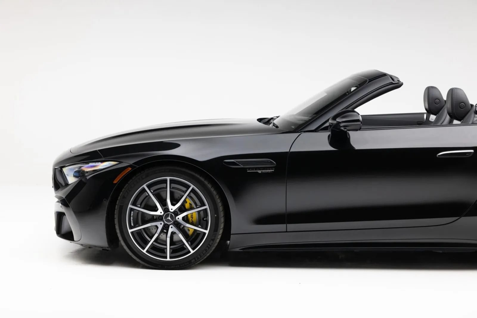 Used 2022 Mercedes-Benz SL 63 AMG 4MATIC w/ AMG Aerodynamic Package image 33