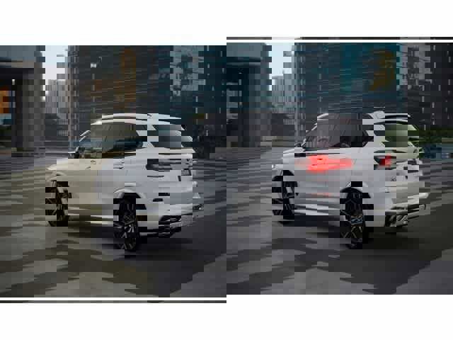 Used 2026 BMW X5 xDrive40i w/ M Sport Package image 2