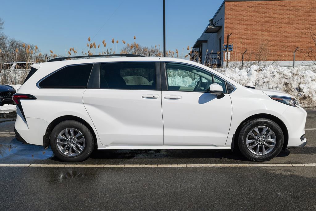 Used 2022 Toyota Sienna LE w/ LE Plus Package image 8
