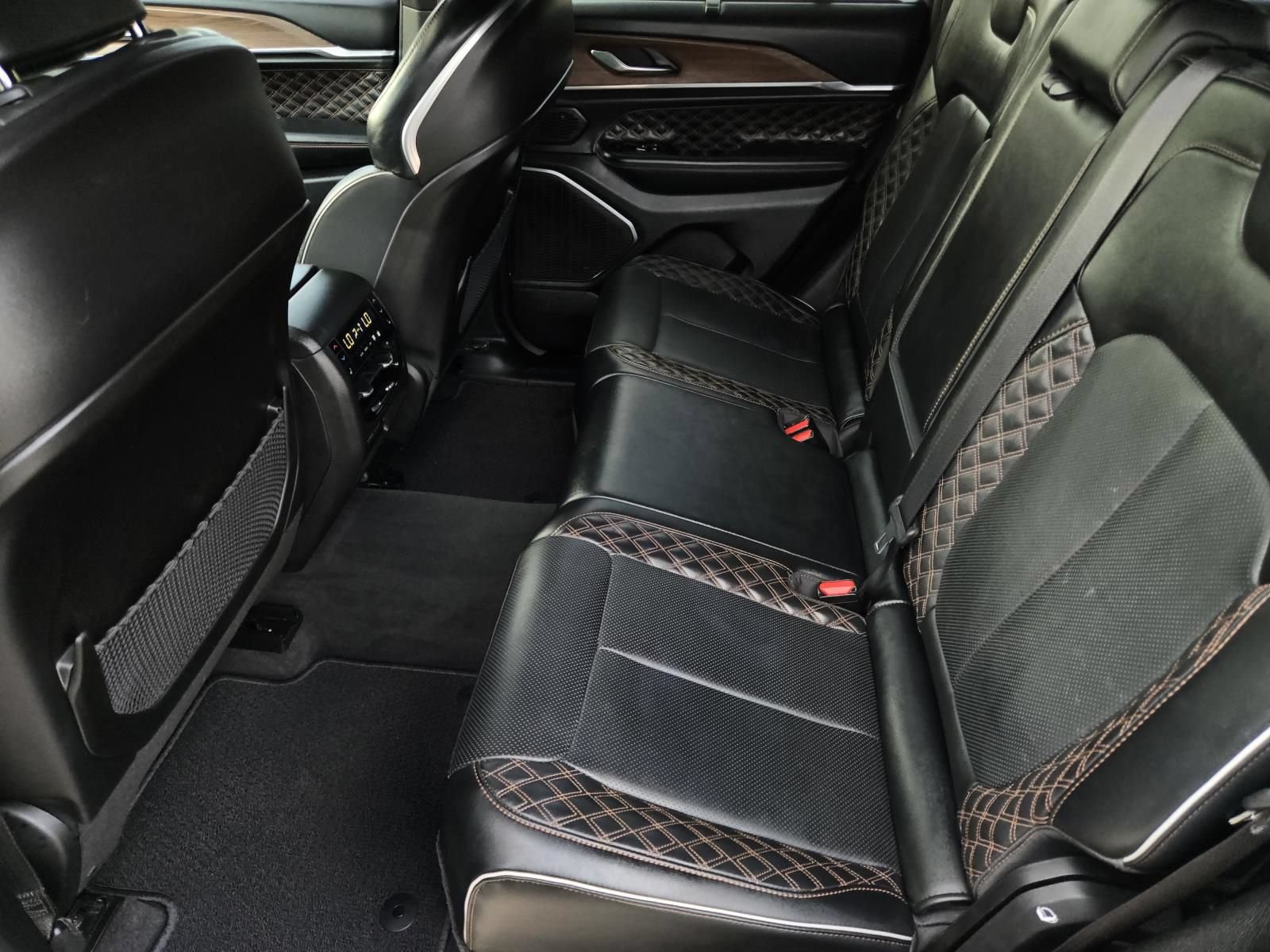 Used 2022 Jeep Grand Cherokee Summit w/ Luxury Tech Group V AWD/4WD image 17
