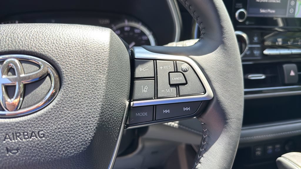 Used 2022 Toyota Highlander XLE AWD/4WD image 25
