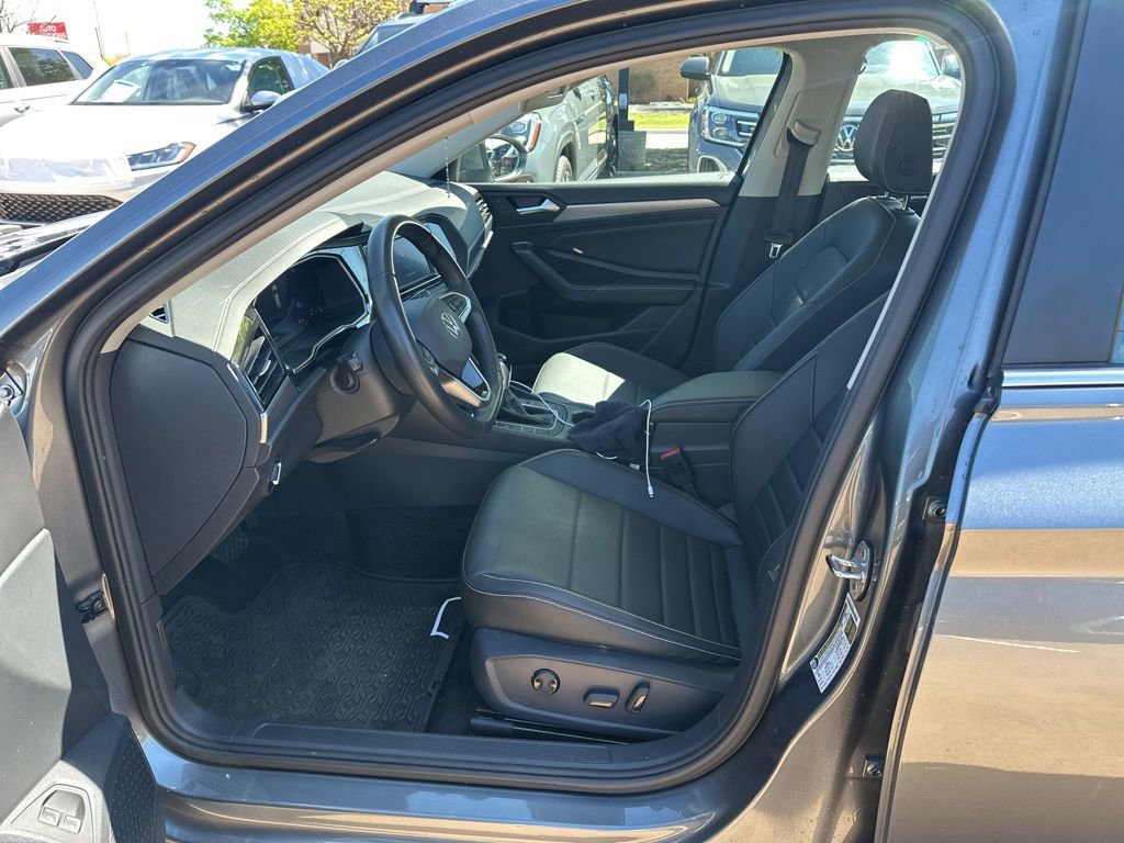 Used 2024 Volkswagen Jetta SE image 10