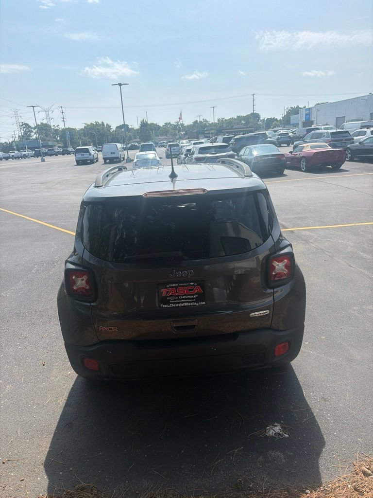 Used 2018 Jeep Renegade Latitude w/ UConnect 8.4 Nav Group FWD image 5