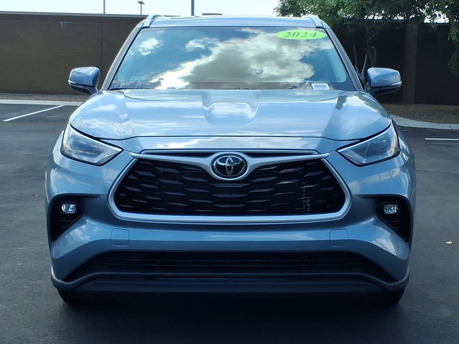 Used 2024 Toyota Highlander XLE FWD image 2