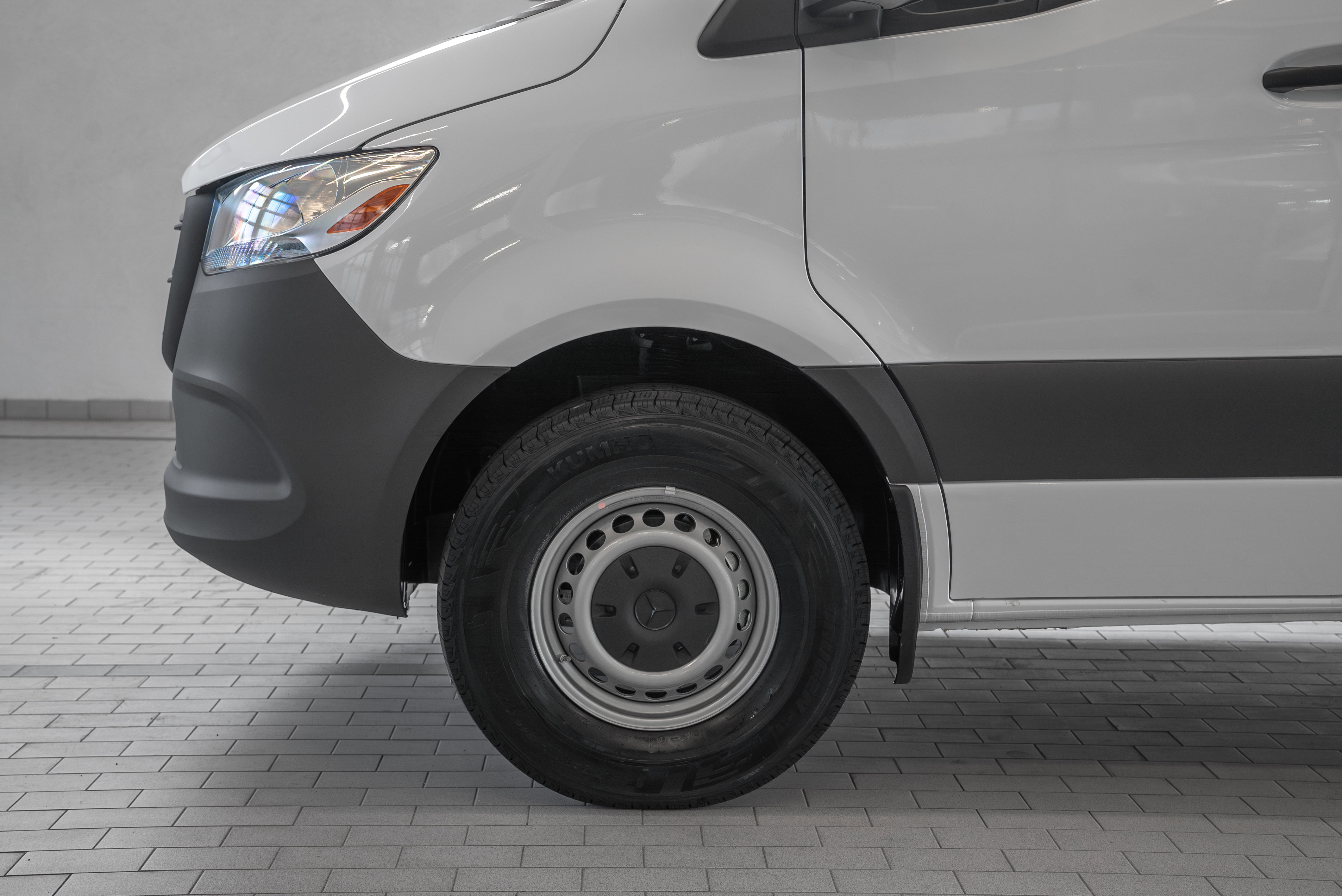 Used 2025 Mercedes-Benz Sprinter 2500 image 4