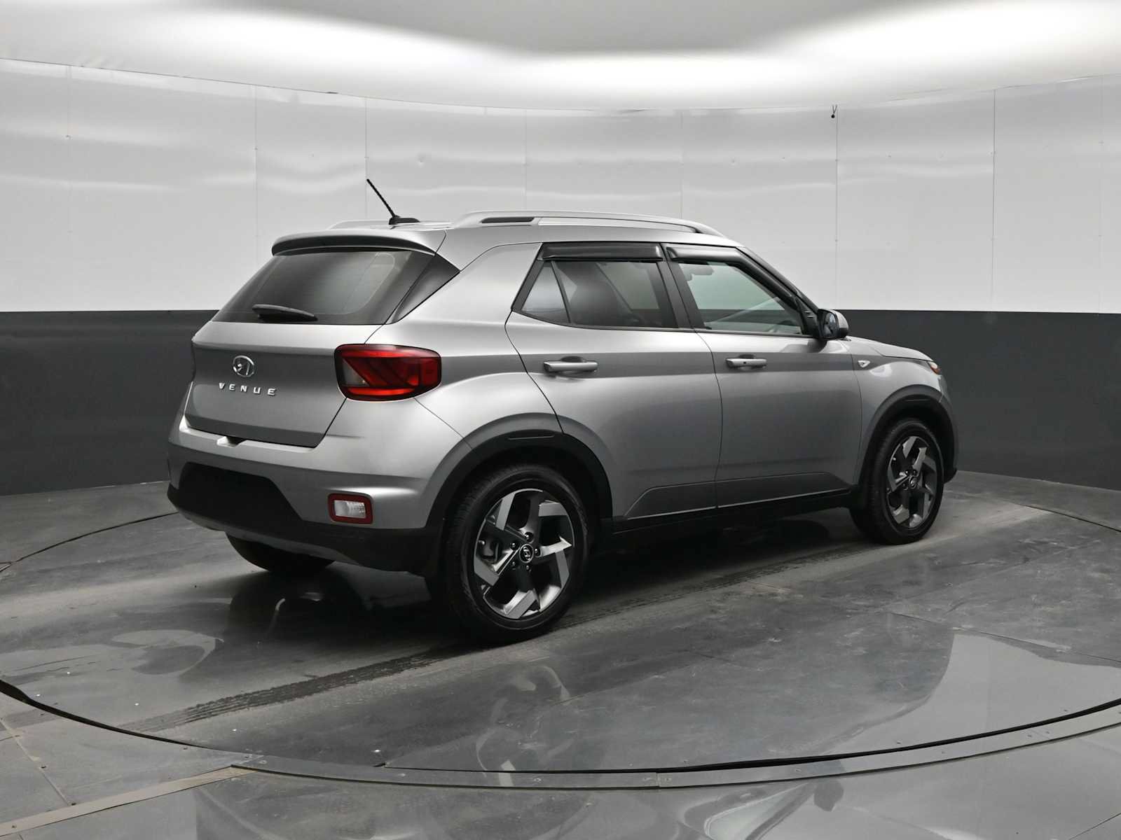 Used 2024 Hyundai Venue SEL FWD image 7