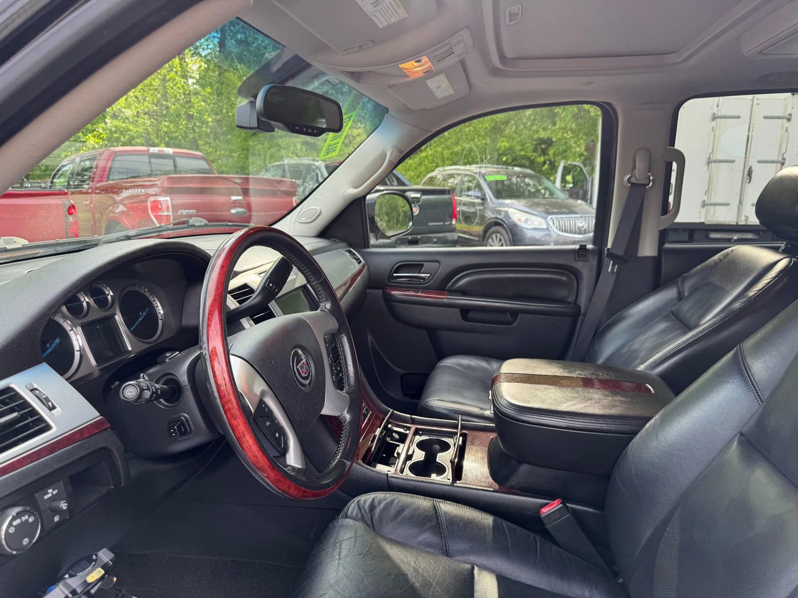 Used 2011 Cadillac Escalade Premium AWD/4WD image 13