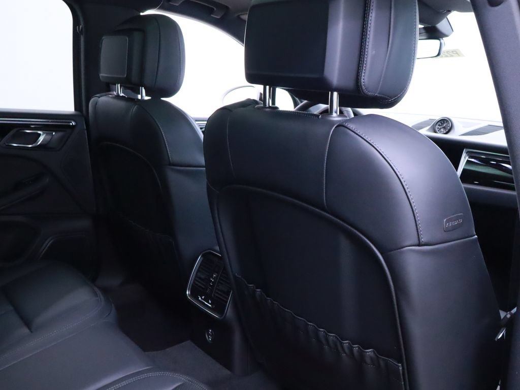 Certified 2025 Porsche Macan AWD/4WD image 22