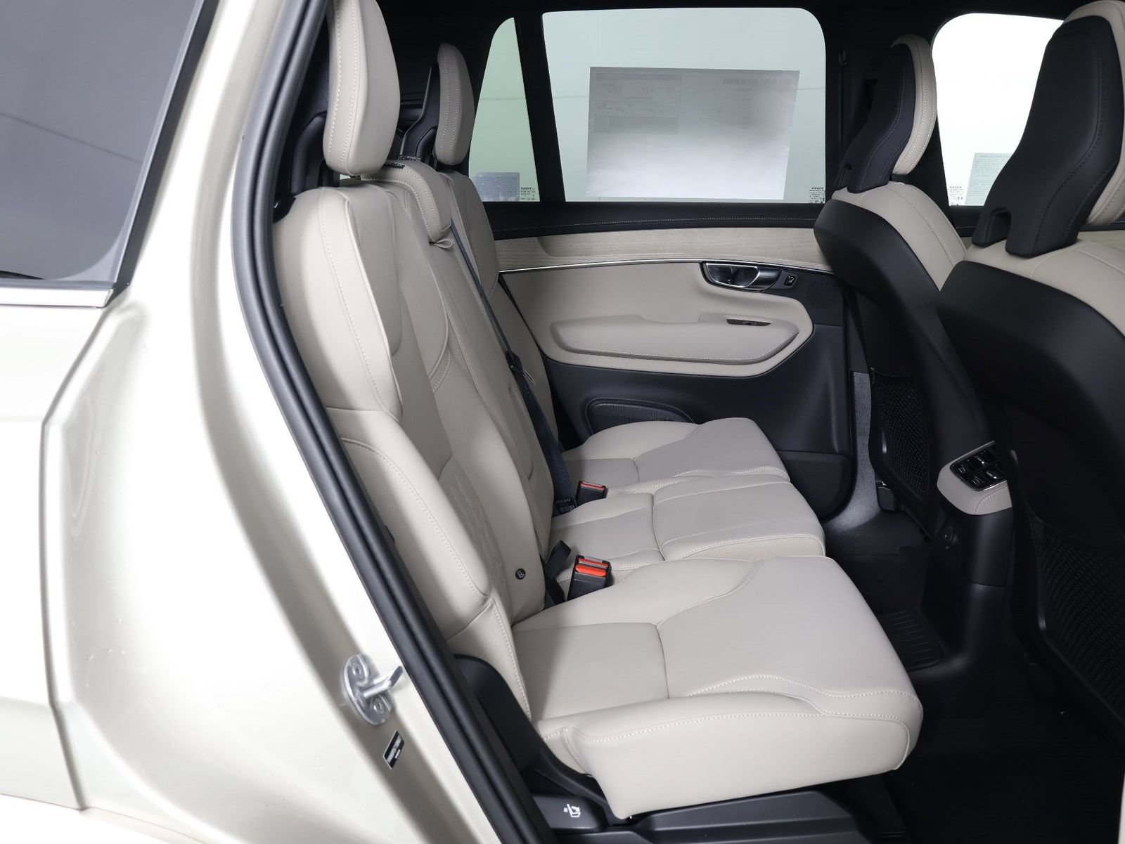 New 2026 Volvo XC90 T8 Plus w/ Protection Package Premier AWD/4WD image 11