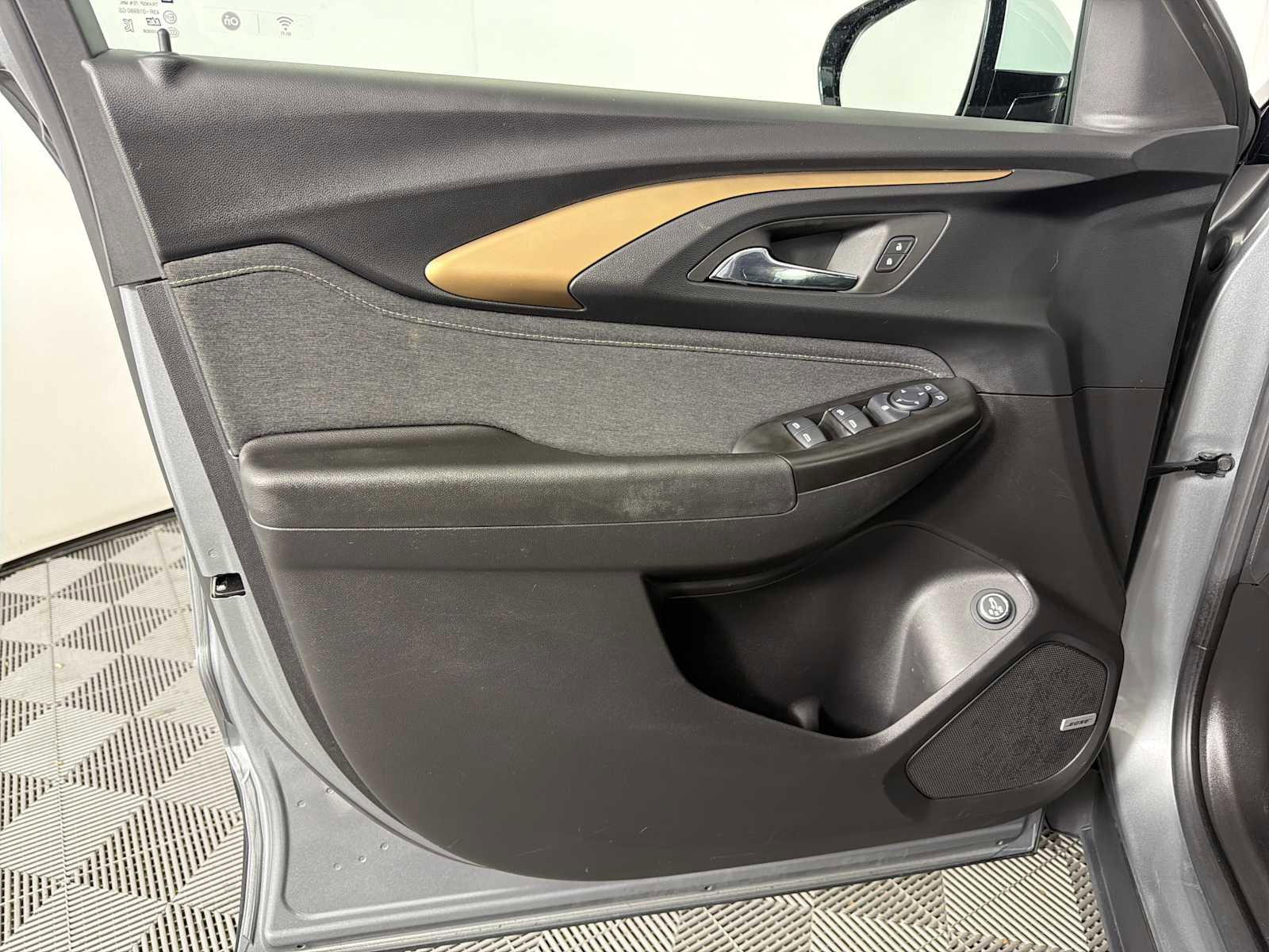 Used 2023 Chevrolet TrailBlazer ACTIV w/ Sun and Liftgate Package image 8