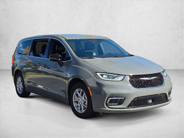 Used 2025 Chrysler Pacifica Select FWD image 3
