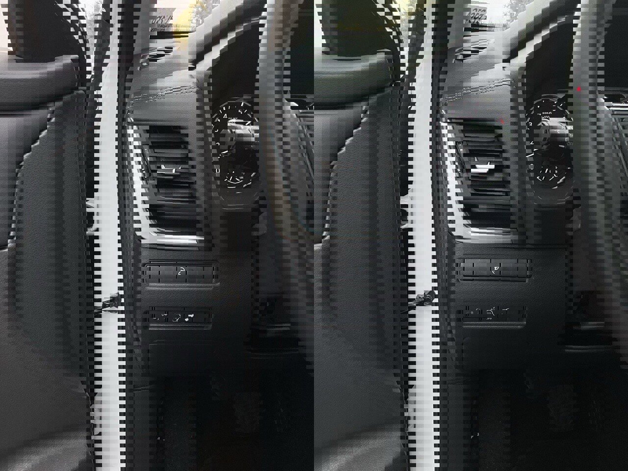 Used 2025 Nissan Rogue SV image 25