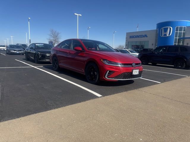 Used 2025 Volkswagen Jetta SE image 3