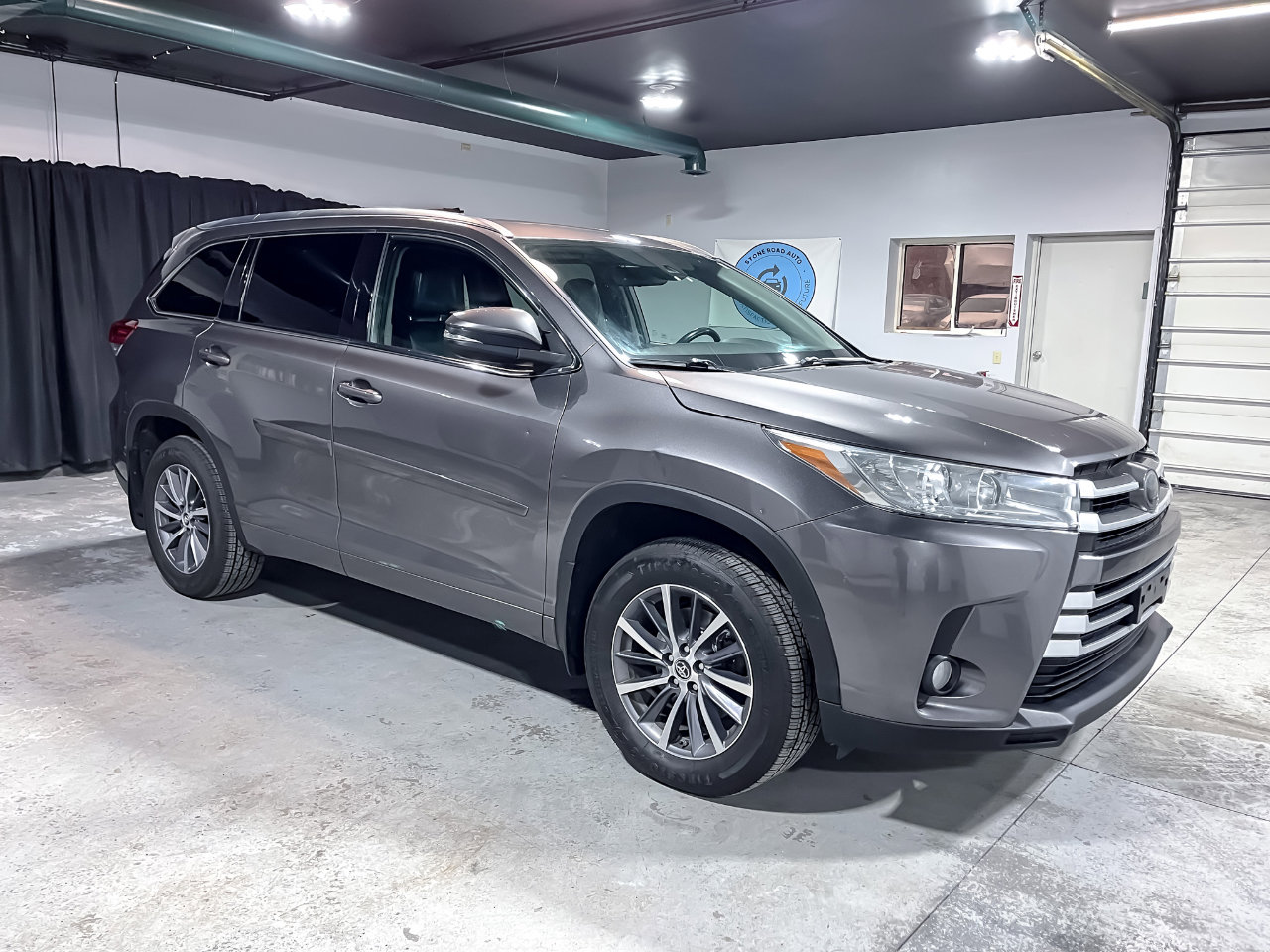 Used 2018 Toyota Highlander XLE image 2