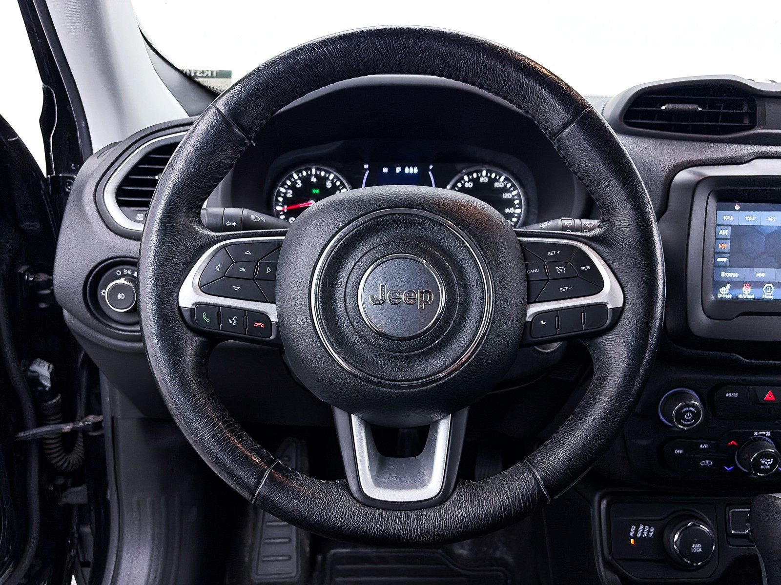 Used 2019 Jeep Renegade Latitude w/ Cold Weather Group image 23