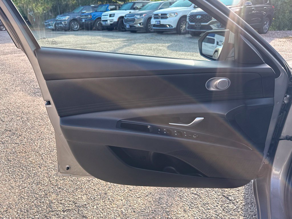 Certified 2025 Hyundai Elantra SE FWD image 12