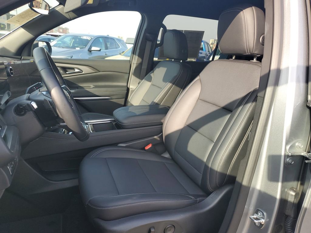 Used 2025 Chevrolet Traverse LT image 18