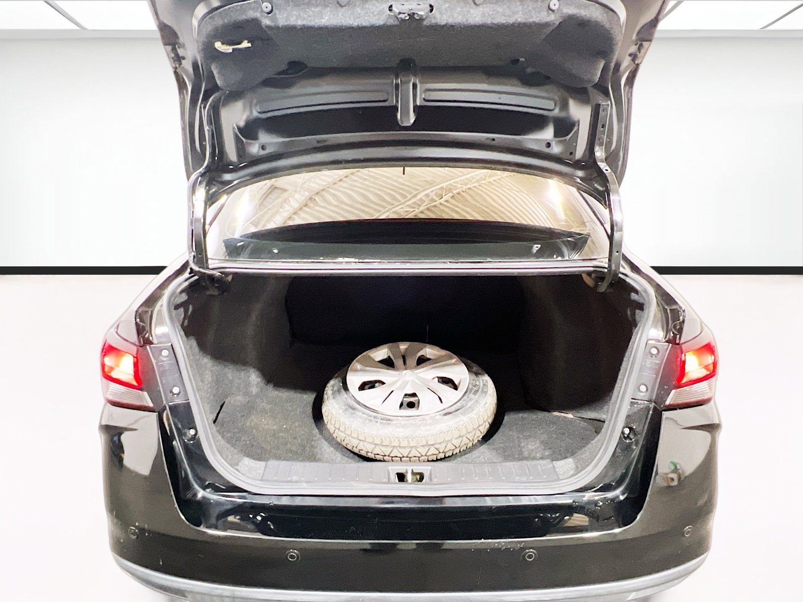 Used 2021 Nissan Versa S FWD image 17